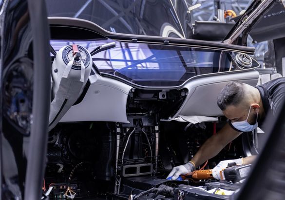 Новый Mercedes EQS встал на конвейер