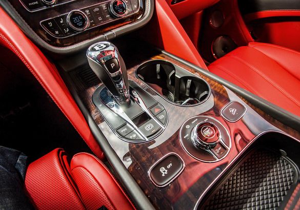 Тест-драйв обновленного Bentley Bentayga V8 First Edition: иррациональный прагматизм