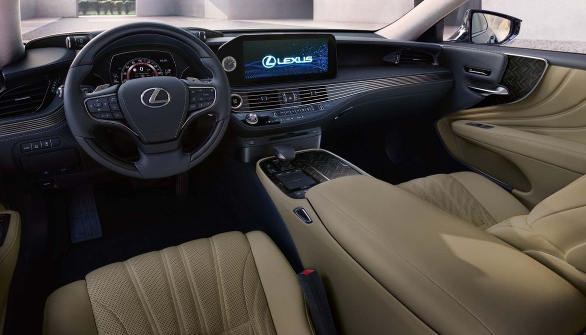 Новый Lexus LS доехал до России