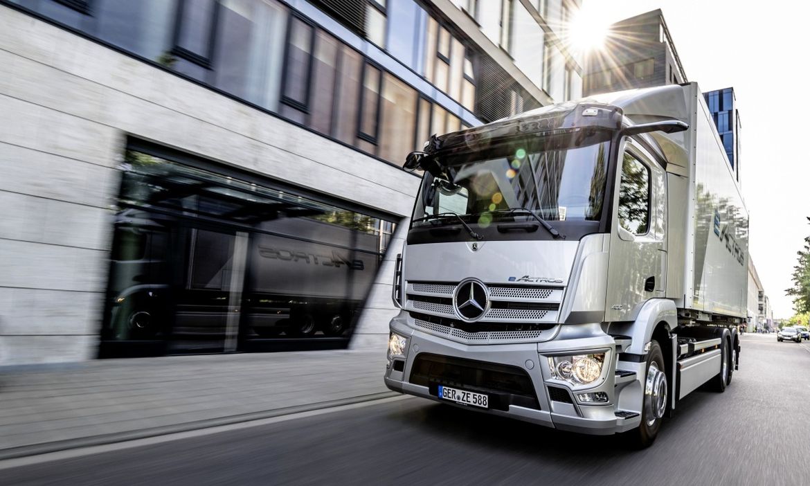 Mercedes «рассекретил» новый eActros