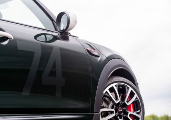 Mini представил юбилейную спецверсию Cooper