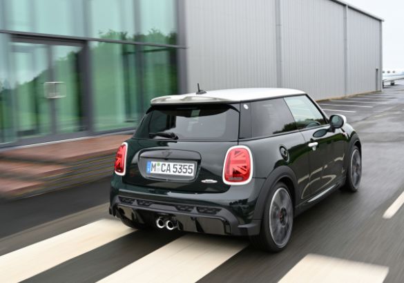 Mini представил юбилейную спецверсию Cooper