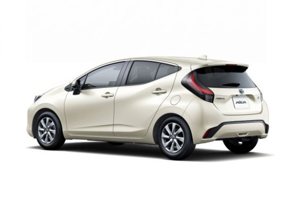 Toyota представила новую Aqua