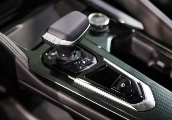 Geely начала продавать флагманский кроссовер Xingyue L