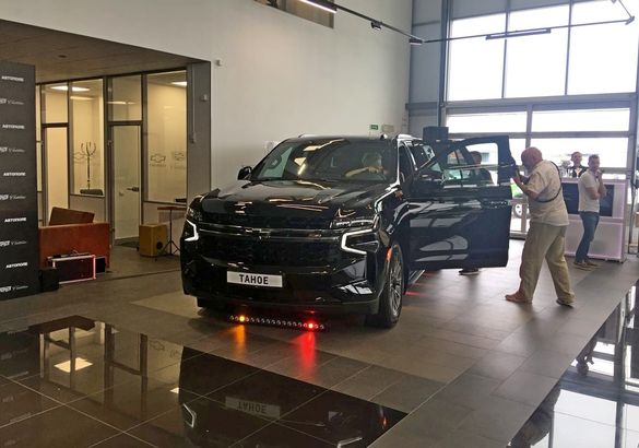 Новые Chevroelt Tahoe и Cadillac Escalade доехали до Петербурга