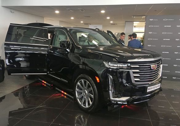 Новые Chevroelt Tahoe и Cadillac Escalade доехали до Петербурга