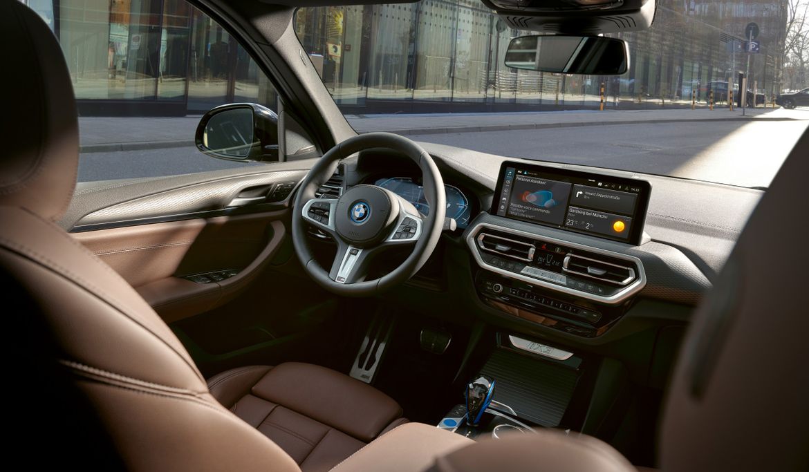 BMW назвала цены на электрический кроссовер iX3