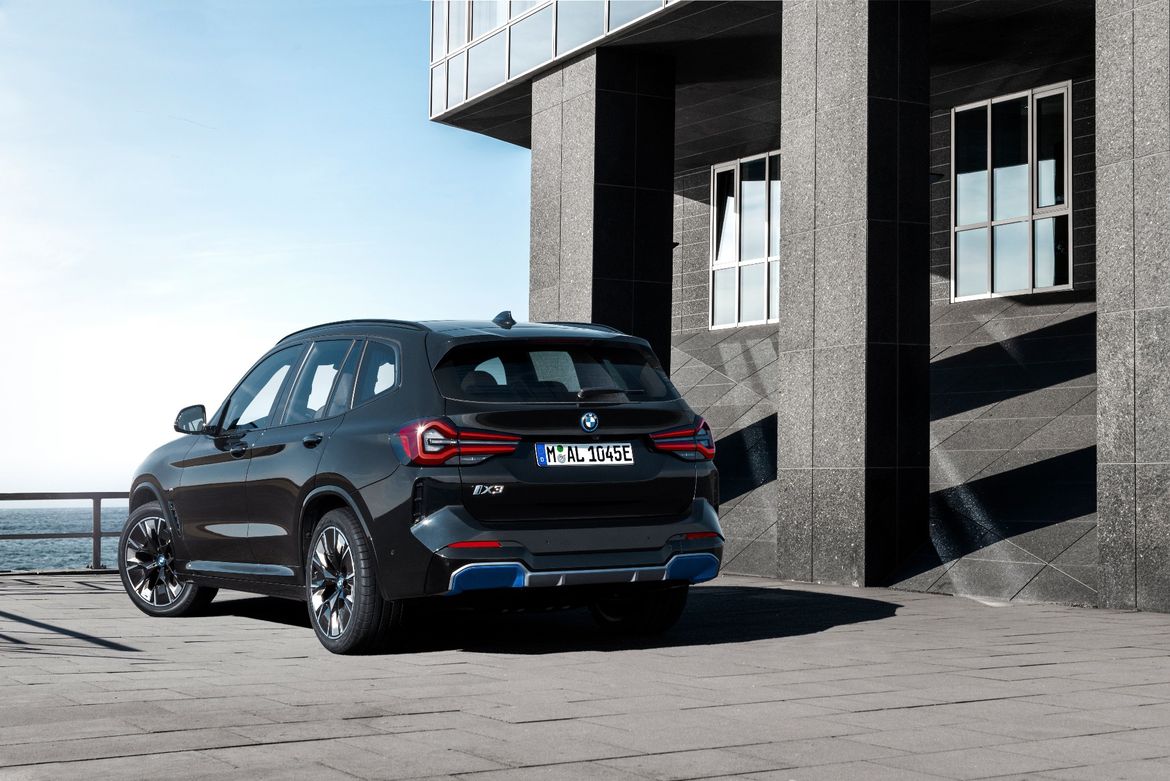 BMW назвала цены на электрический кроссовер iX3