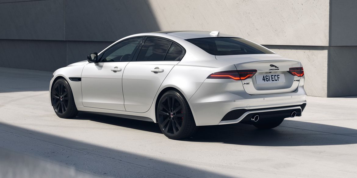 Jaguar представил «черные» версии XF и XE