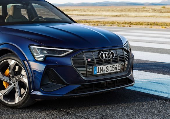 Audi назвала российские цены на новый e-tron S