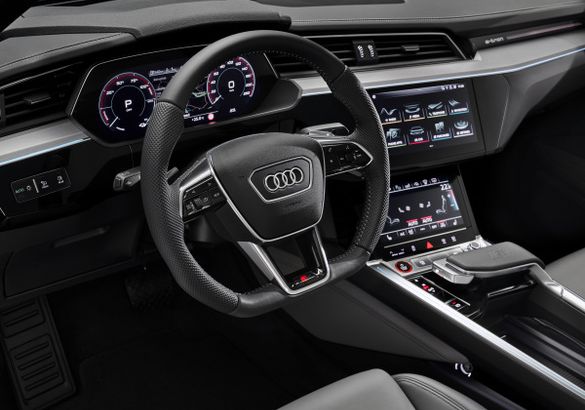 Audi назвала российские цены на новый e-tron S