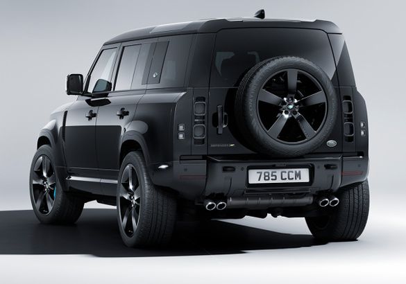 Land Rover представил спецверсию Defender V8 в честь «Бондианы»