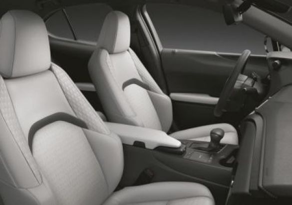 Lexus обновил внешность компактного кроссовера UX