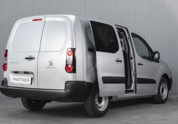 В России появились две новых версии фургона Peugeot Partner