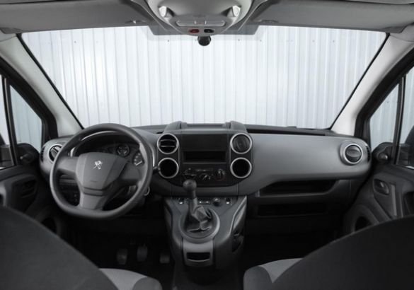 В России появились две новых версии фургона Peugeot Partner