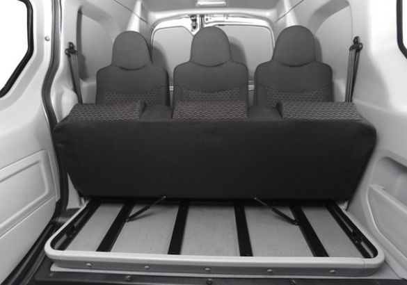 В России появились две новых версии фургона Peugeot Partner