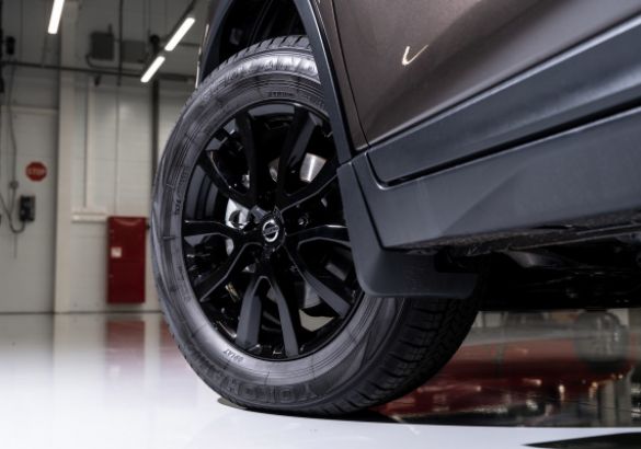 Nissan Qashqai и X-Trail получили черную спецверсию