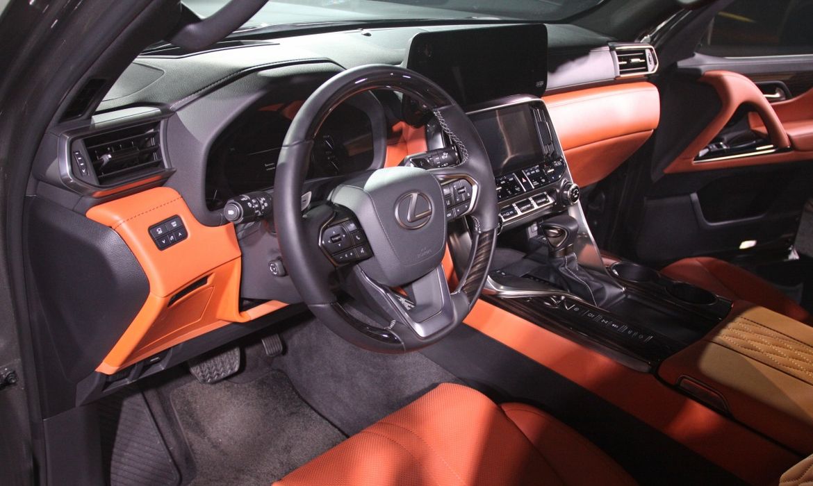 Lexus показал в Петербурге новый LX