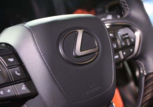 Lexus показал в Петербурге новый LX