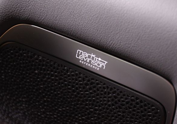 Lexus показал в Петербурге новый LX