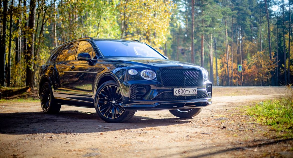 «Осенний тур» Bentley. Экспресс-тест новых Bentayga Speed и Flying Spur: быть и казаться