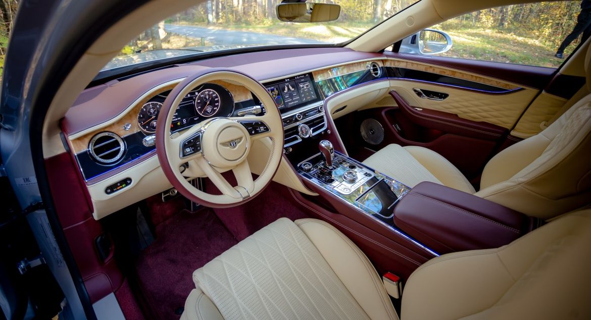 «Осенний тур» Bentley. Экспресс-тест новых Bentayga Speed и Flying Spur: быть и казаться