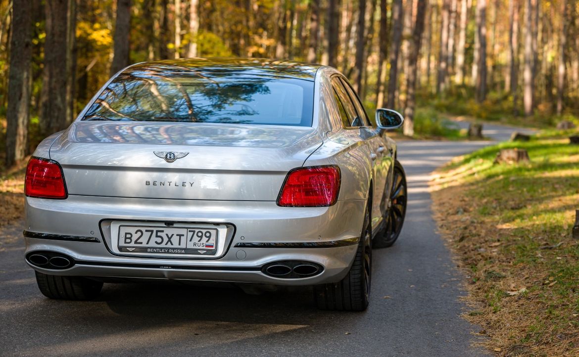 «Осенний тур» Bentley. Экспресс-тест новых Bentayga Speed и Flying Spur: быть и казаться