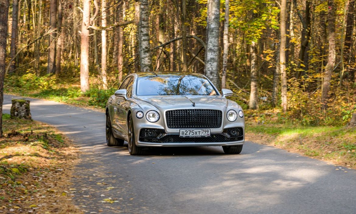 «Осенний тур» Bentley. Экспресс-тест новых Bentayga Speed и Flying Spur: быть и казаться