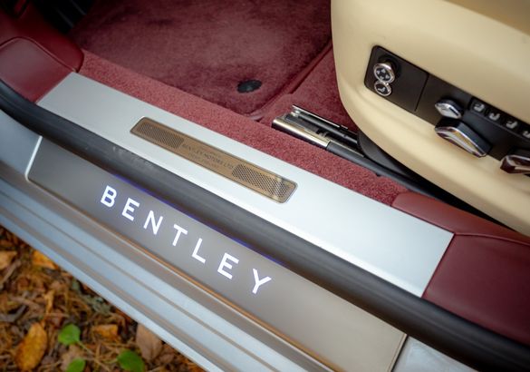 «Осенний тур» Bentley. Экспресс-тест новых Bentayga Speed и Flying Spur: быть и казаться