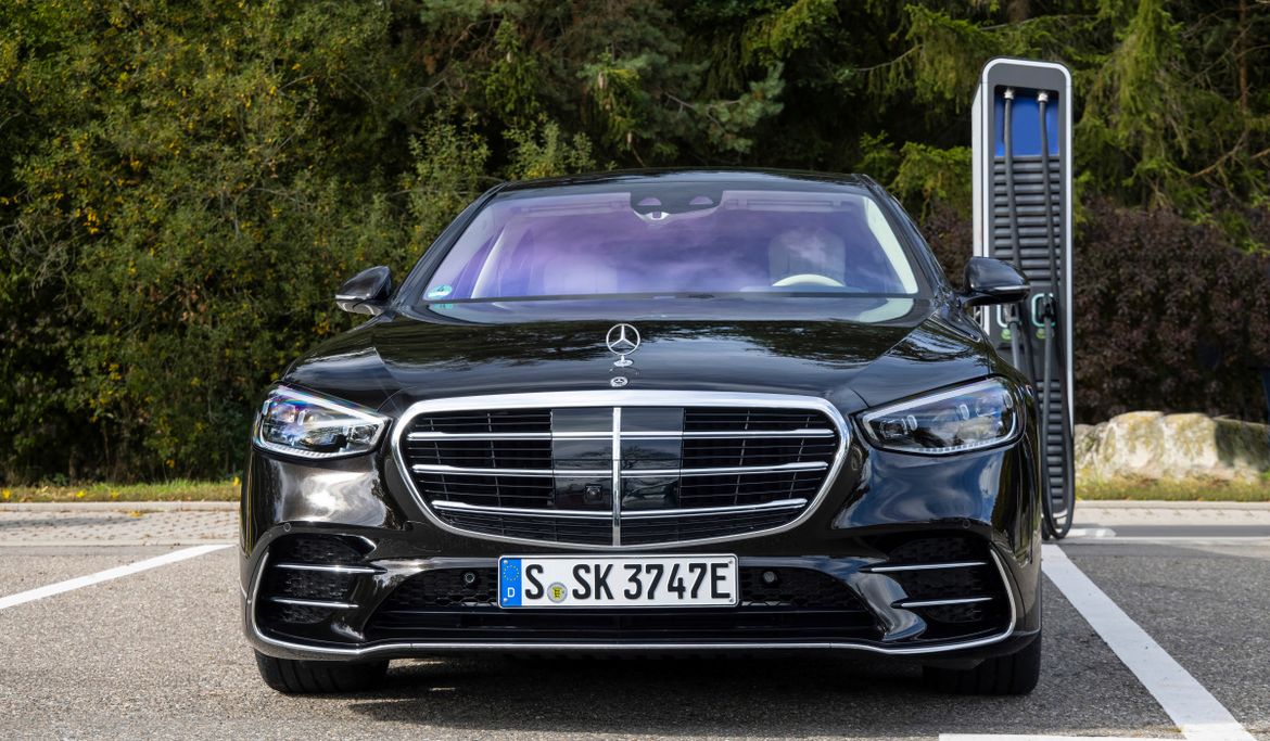 Гибридный Mercedes-Benz S-Class обзавелся полноприводной версией и салоном без натуральной кожи