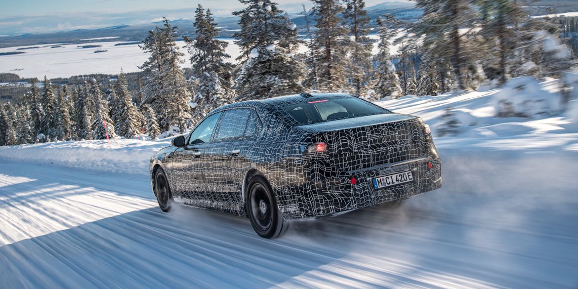 Седан BMW i7 проходит динамические испытания перед официальной премьерой