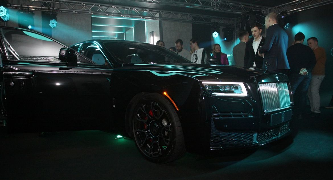 Rolls-Royce показал в Петербурге новый Ghost Black Badge
