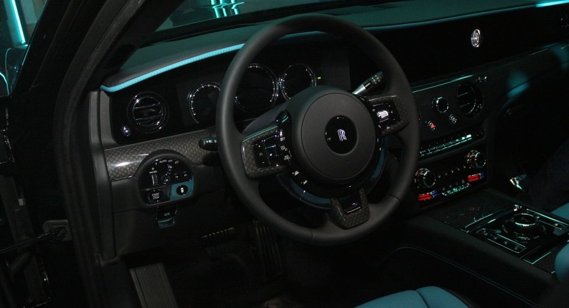 Rolls-Royce показал в Петербурге новый Ghost Black Badge