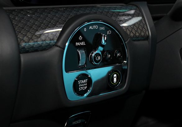 Rolls-Royce показал в Петербурге новый Ghost Black Badge