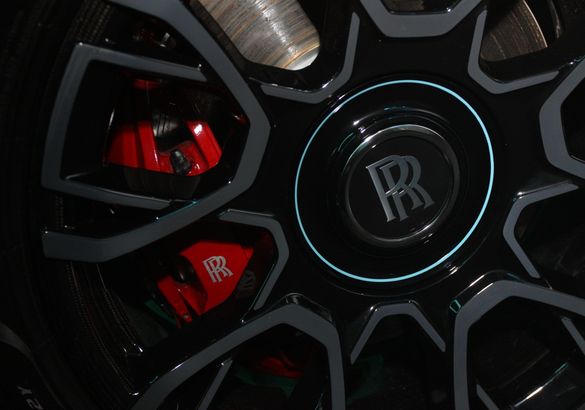 Rolls-Royce показал в Петербурге новый Ghost Black Badge