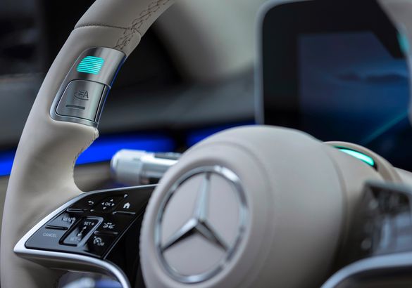 Руки прочь: Mercedes-Benz сертифицировал серийный автопилот третьего уровня