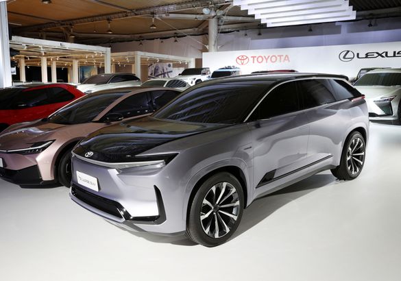 «30 до 30»: Toyota бросилась в погоню за лидерами электромобильной индустрии