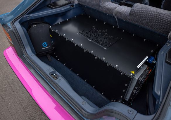 Nissan превратил хэтчбек 1986 года в электромобиль на узлах Leaf