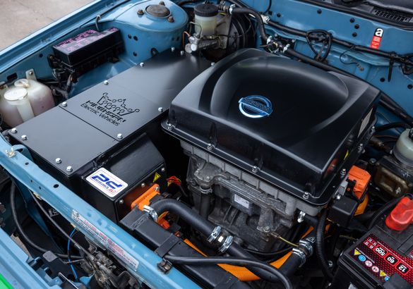 Nissan превратил хэтчбек 1986 года в электромобиль на узлах Leaf