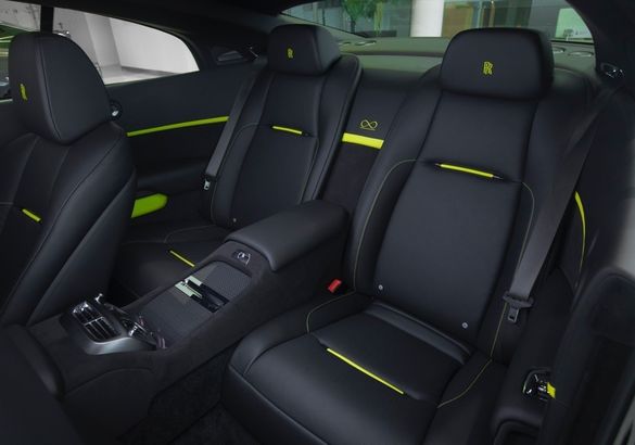 Уникальный черно-зеленый Rolls-Royce представили в Москве