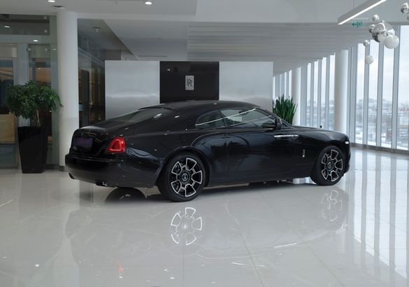 Уникальный черно-зеленый Rolls-Royce представили в Москве