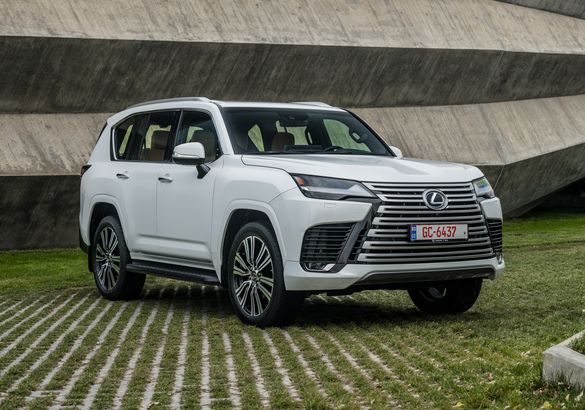 Lexus назвал российские цены нового LX
