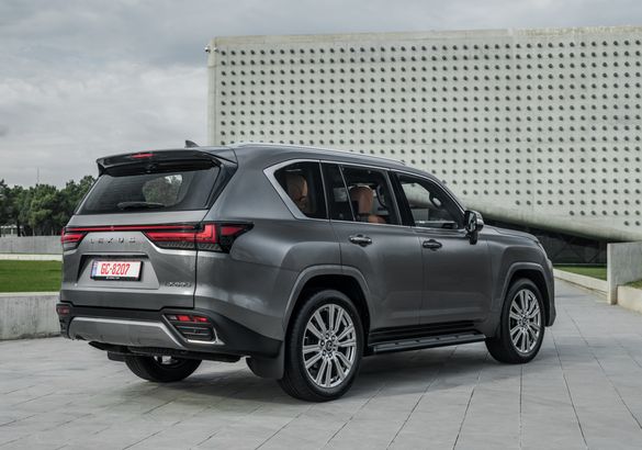 Lexus назвал российские цены нового LX