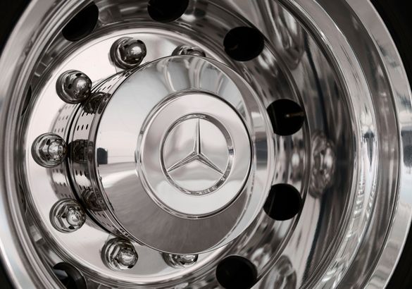 Mercedes-Benz представил тягач Actros L в эксклюзивной спецверсии