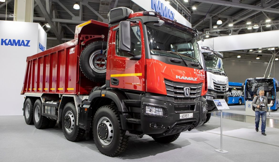 Первая партия самосвалов КАМАЗ нового поколения сошла с конвейера