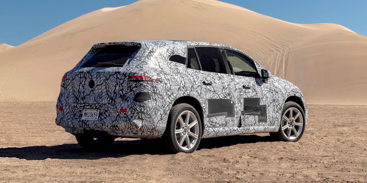 Mercedes-Benz готовит премьеру электрического кроссовера на базе EQS