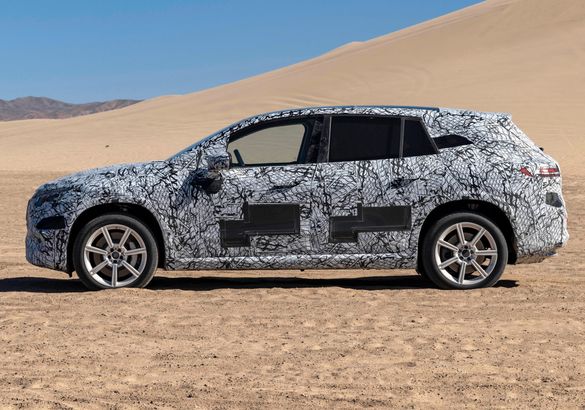 Mercedes-Benz готовит премьеру электрического кроссовера на базе EQS