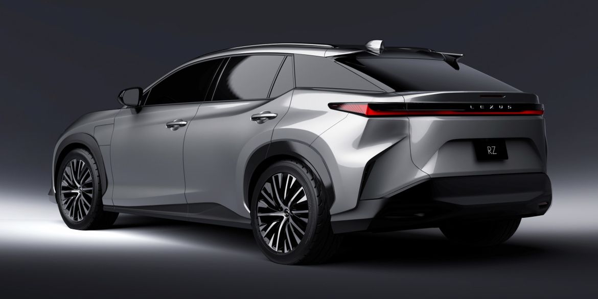 Паркетник со штурвалом: Lexus готовит премьеру электромобиля RZ