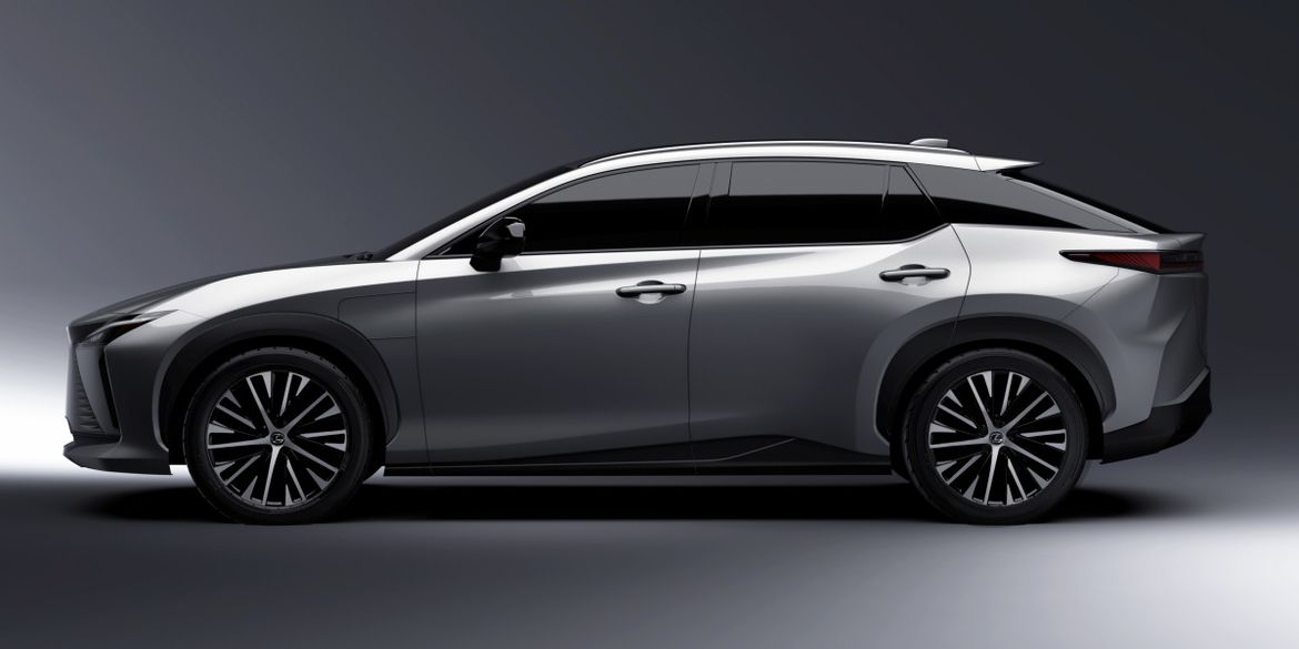 Паркетник со штурвалом: Lexus готовит премьеру электромобиля RZ