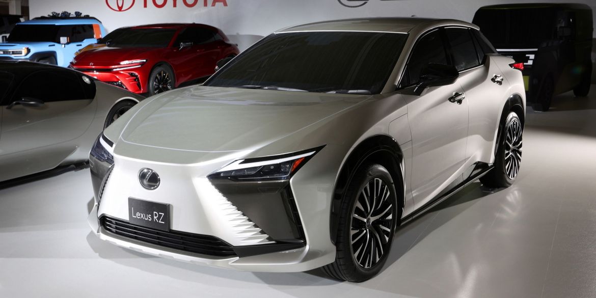 Паркетник со штурвалом: Lexus готовит премьеру электромобиля RZ